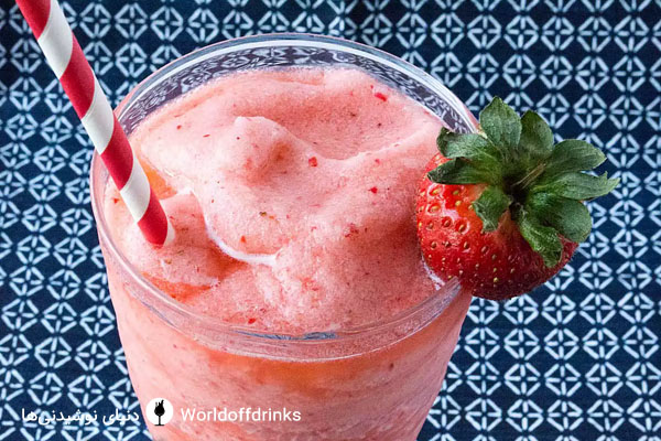 دنیای نوشیدنی ها - طرز تهیه نوشیدنی های تابستانی خانگی برای مهمانی - نوشیدنی لیموناد توت فرنگی یخ زده